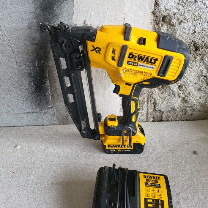 Pistol puscat cuie Dewalt DCN 660