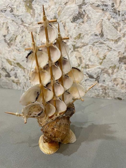 Сувениры (кувшин, парусники, вазочка)