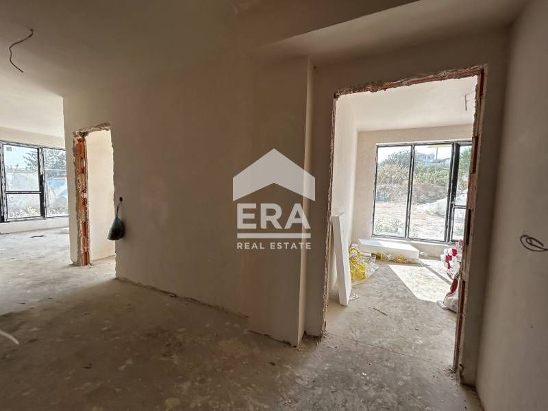 Тристаен, ексклузивен, югоизточен апартамент за продажба, с голяма дне