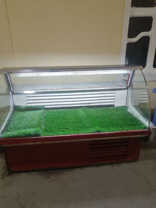 Продаётся витринный холодильник.