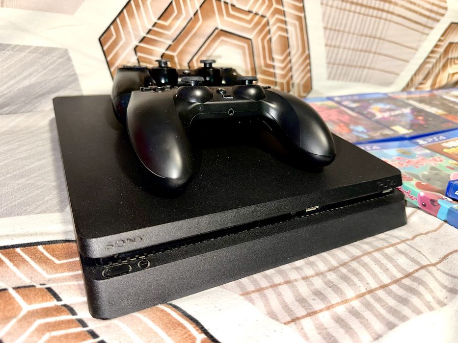 Vand PlayStation4 de 500GB cu impreuna cu 2 controlere  ‼️