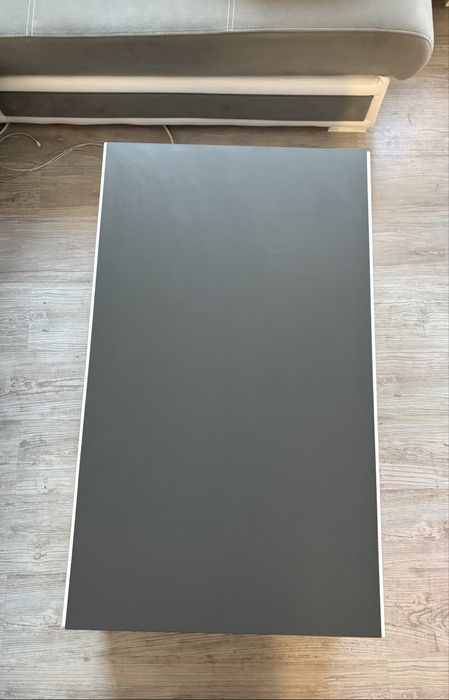 Холна масичка, сиво с бяло