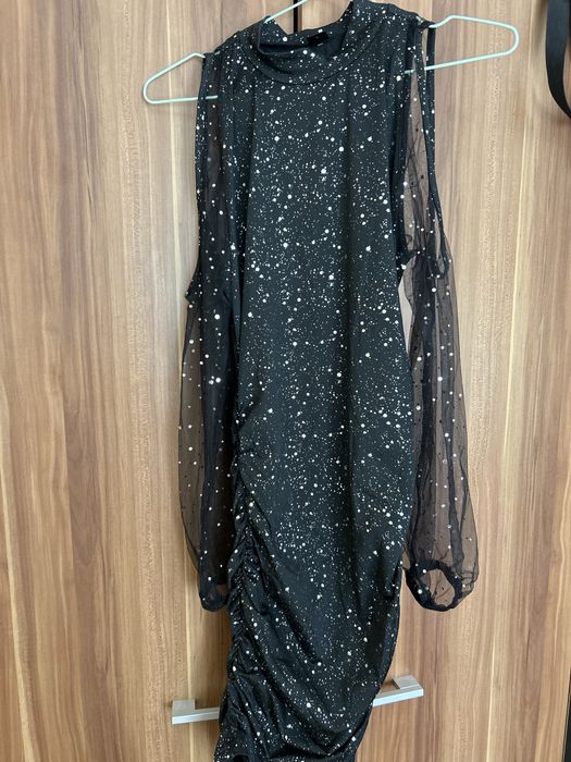 Елегантна черна рокля с прозрачни ръкави