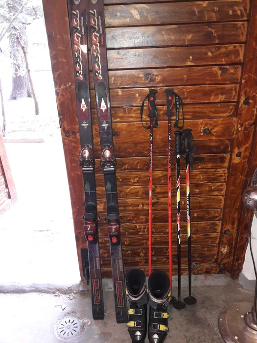 Продават се ски и ски обувки