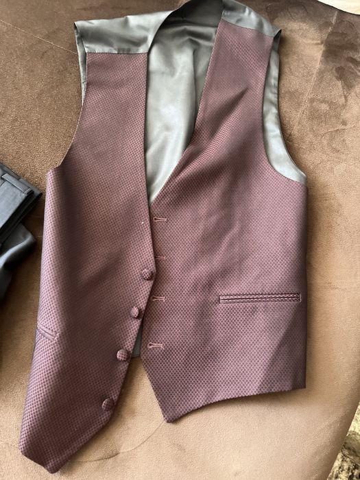 Абитуриентски костюм