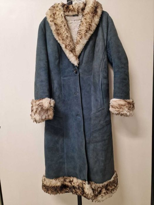 Дамско  велурено палто с естествена вълна