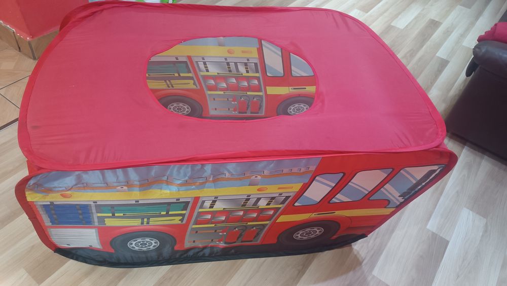 Cort mașină de pompieri