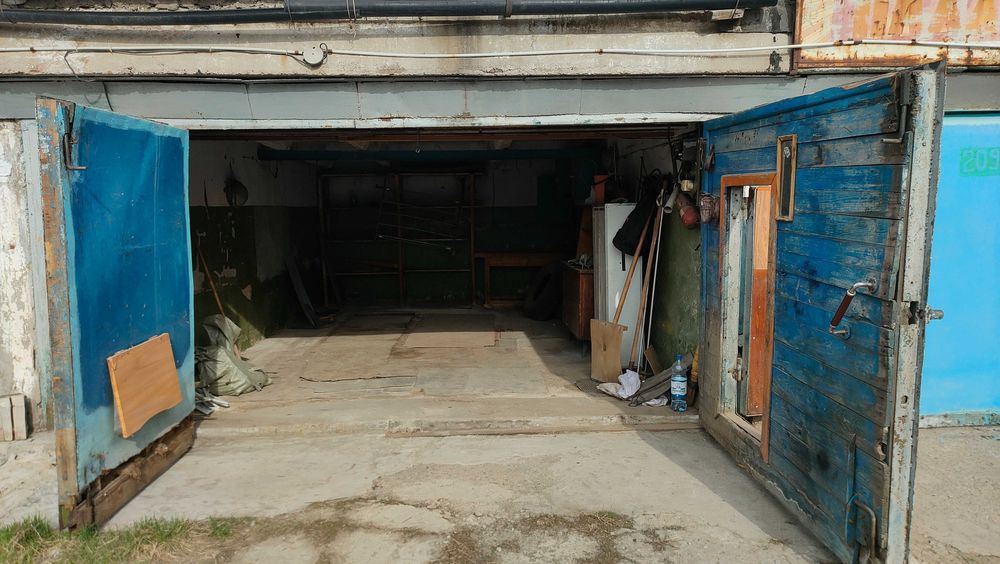 Продам гараж, расположен в удобном месте.