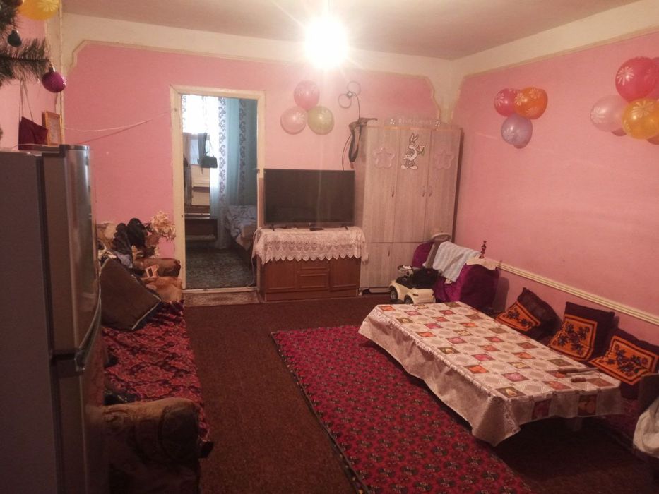 Hovli sotiladi 4 xonadan iborat qishki yozgi tomorqasi bor suv gaz