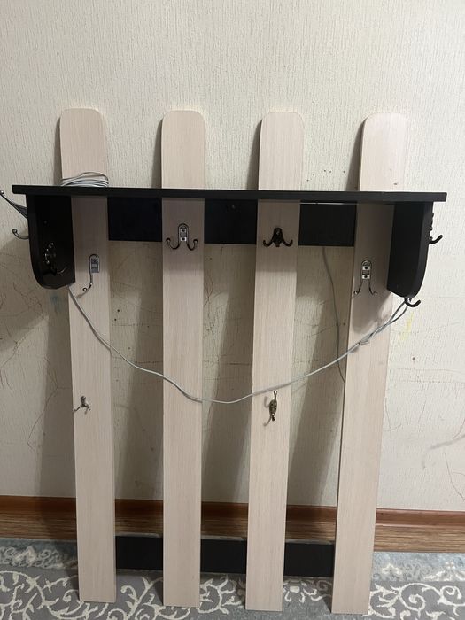 Продам вешалку с тумбой