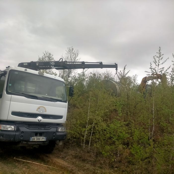 Camion basculabil cu macara, Renault Kerax