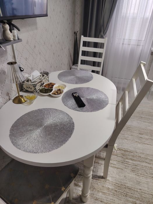 Продам  стол и 4 стула