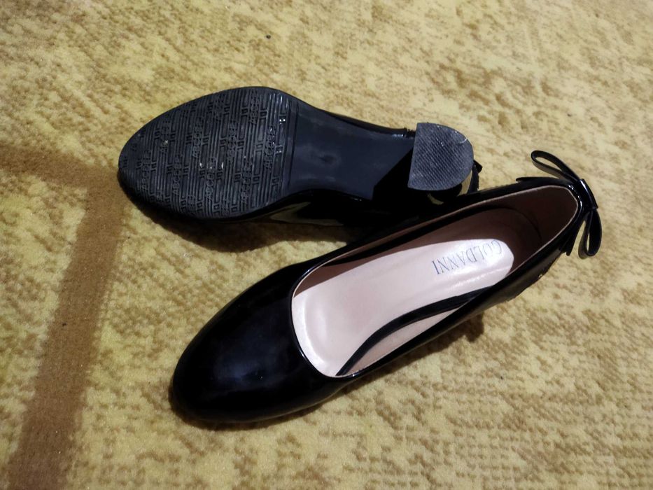 Ayollar uchun oyoq kiyim