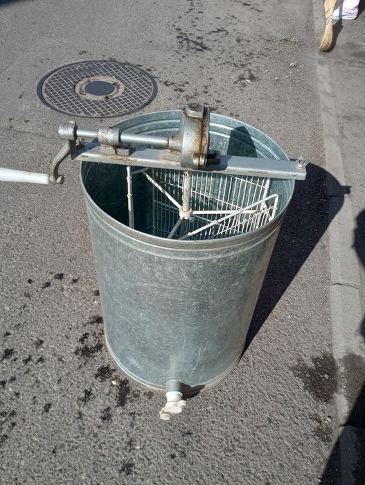 Centrifuga apicola 3 rame.