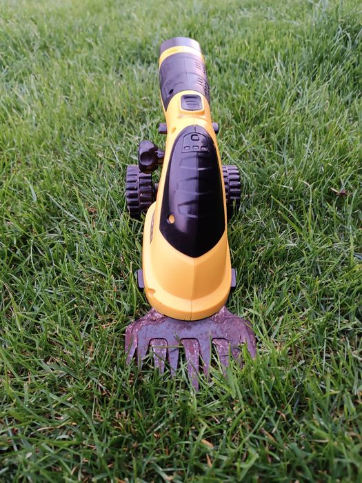 Акумулаторно тримерче за трева