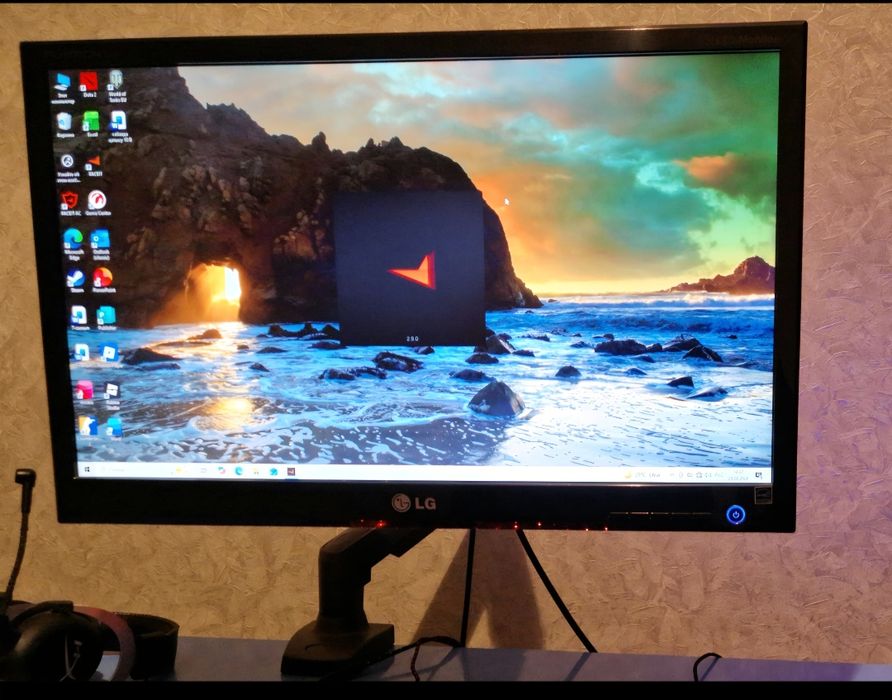Монитор 23" LG Full HD + настольный кронштейн