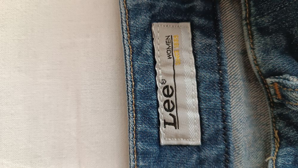 Продавам дамски дънки Lee
