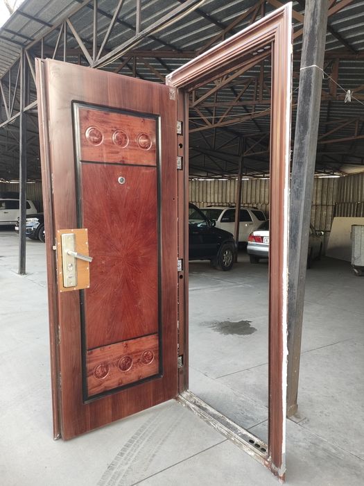 Продам металлическую  дверь