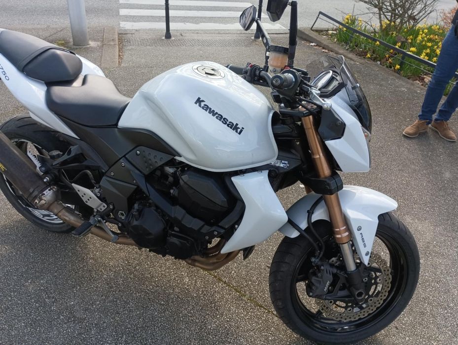 Vând Kawasaki ZR750L