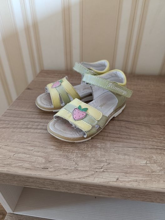 Продам сандали на девочку