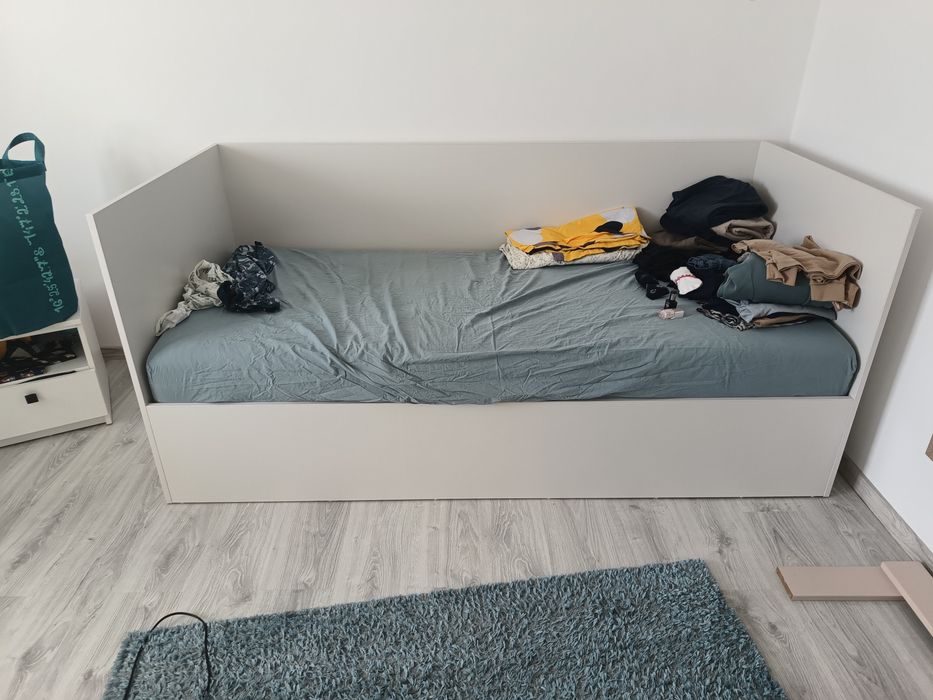 Pat de o persoană nefolosit cu tot cu saltea.