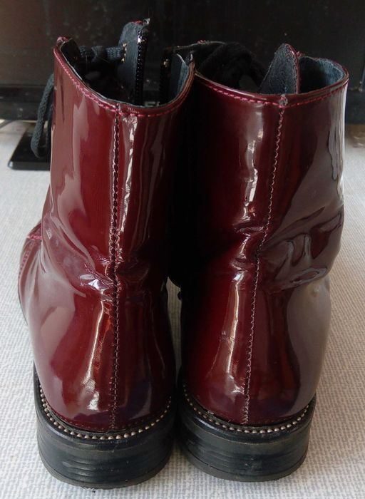 Дамски лачени боти с цип