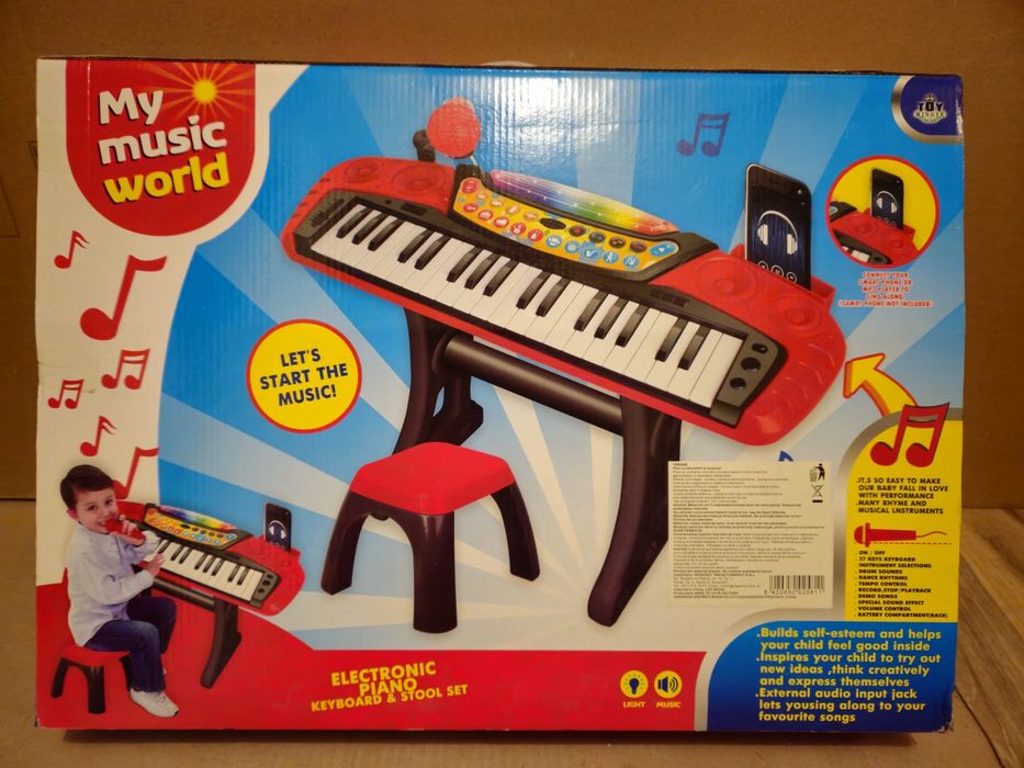 Pian cu scaun si microfon