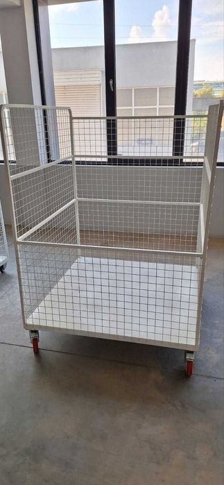 Метална количка кош с решетки на колела – среден размер