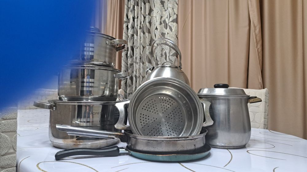 Набор кастрюлей и чайник