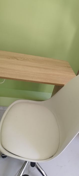 Маса със три стола