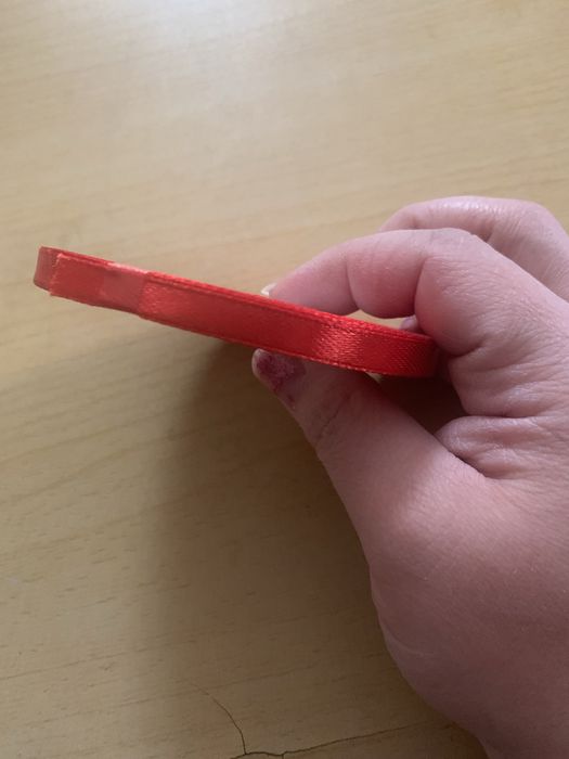 ленточка красного цвета