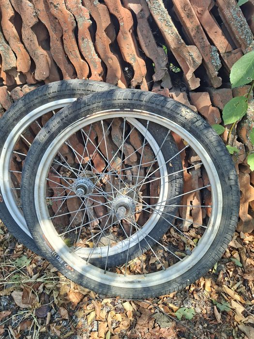 Предна и задна капли от колело BMX.