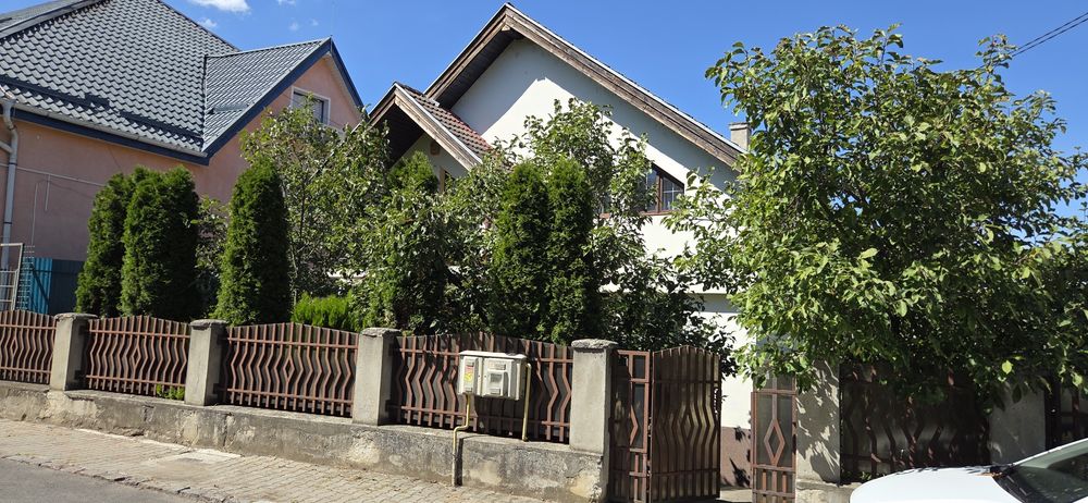 Casă spațioasă cu 4 camere, Birou & Garaj la demisol