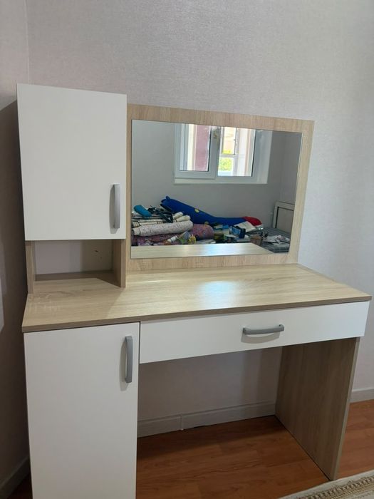 Срочно продам туалетный столик