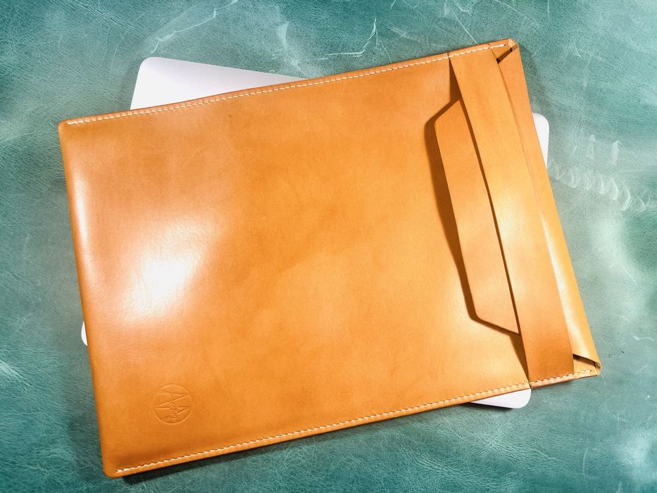 Husa handmade din piele pentru laptop Macbook 13