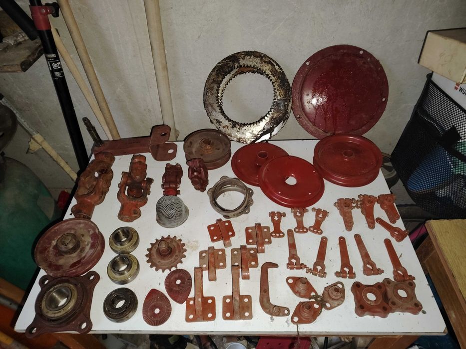 Продавам части за стари камиони и кон