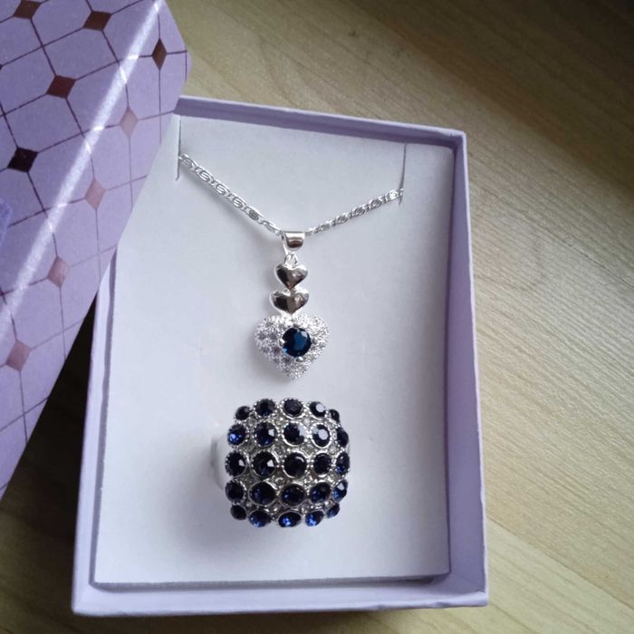 Чисто нов,дамски,, сребърен комплект в подаръчна кутия.