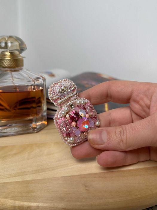 Brosa parfum "Mon Guerlain" brodata manual cu margele si cristale