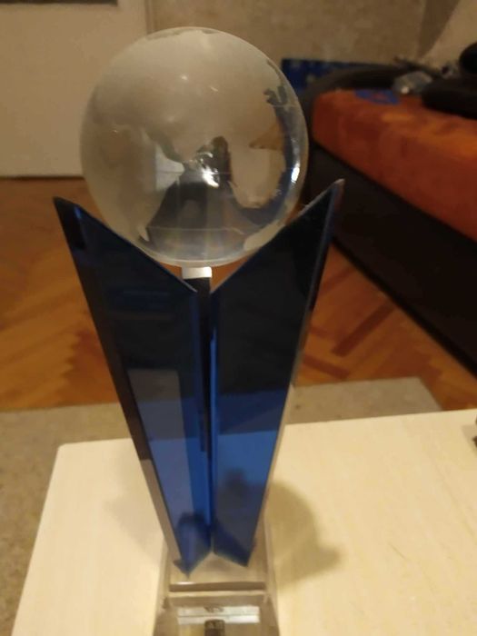 Кристална купа с глобус от Афганистан