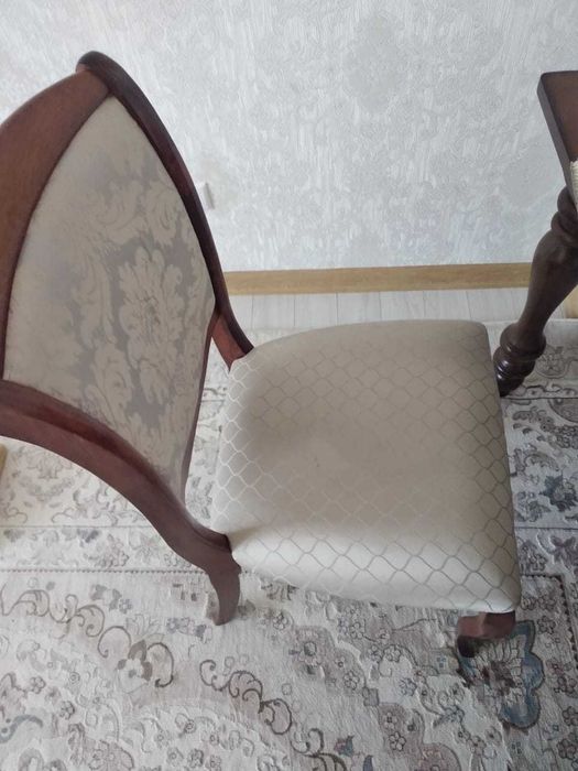 Стол со стульями