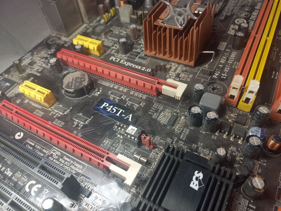 Материнская плата + Проц.
• Socket LGA775
• Чипсет Intel P45
•
