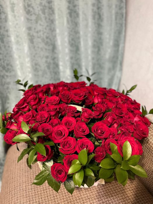 101 роза в корзине