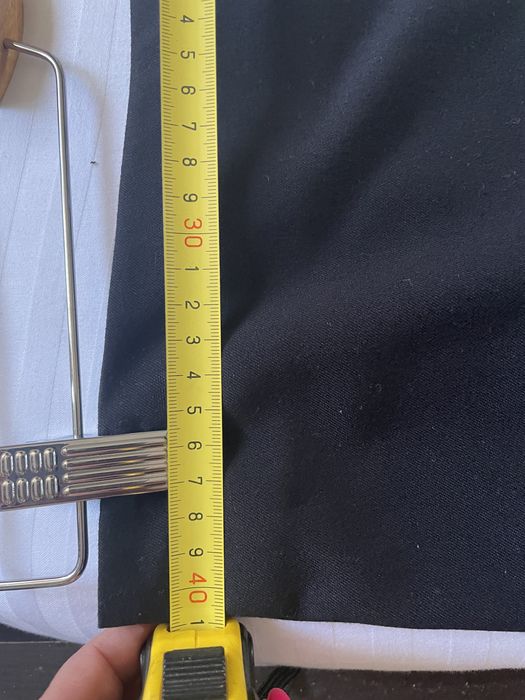 Елегантна черна пола с цепки