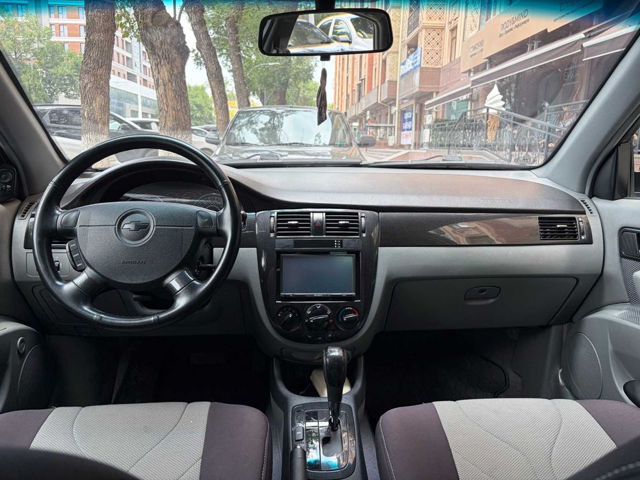 Продаётся черная Chevrolet Lacetti, автомат, люк, абс, 12 000 уе