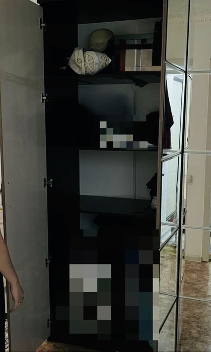 Срочно продам шкаф с зеркалом.