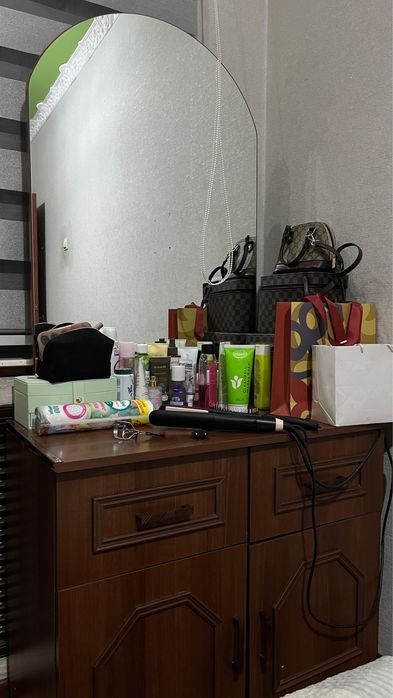 Зеркало с тумбой