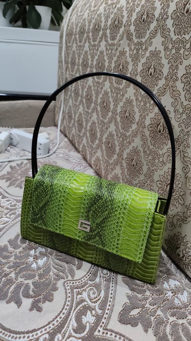 Продам сумку зеленого цвета