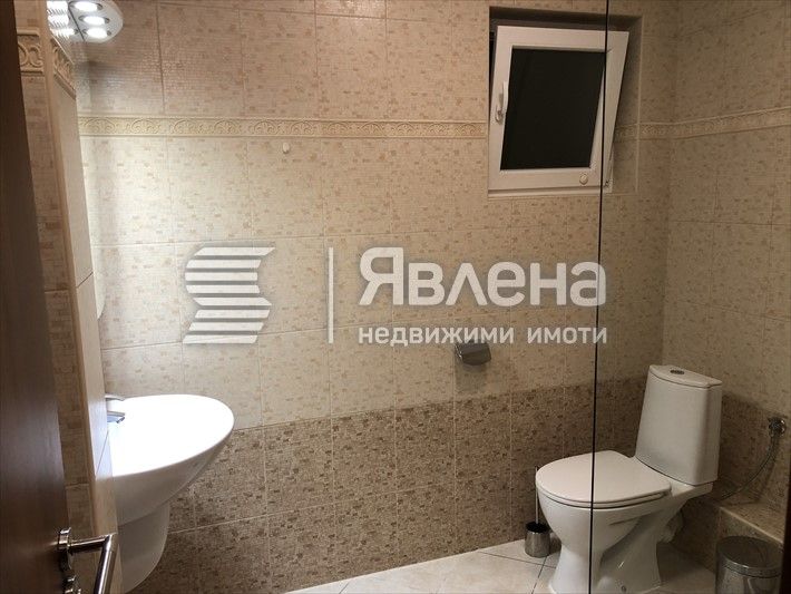 Офис до Икономически университет