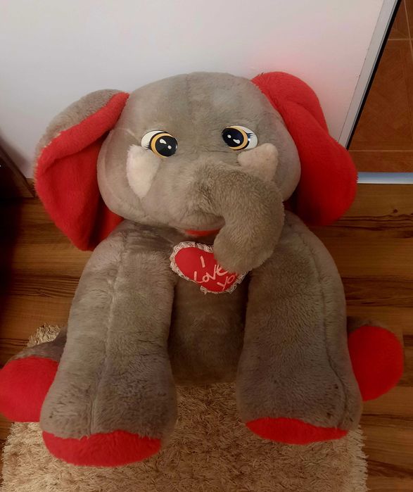 Продавам детски плюшен слон