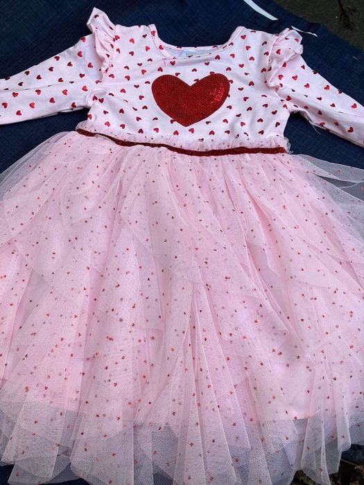 Страхотни детски рокли с тюл , дълъг ръкав, на сърца , 30 лв